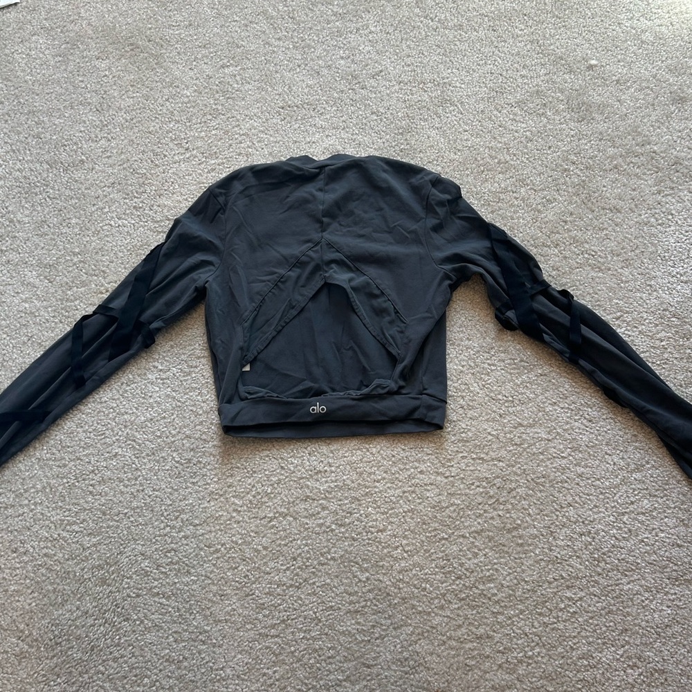 Alo yoga long sleeve cropped top with cutout back